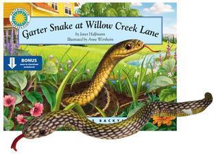 Garter Snake at Willow Creek Lane - a Smithsonian's Backyard Book (Mini book with stuffed toy)