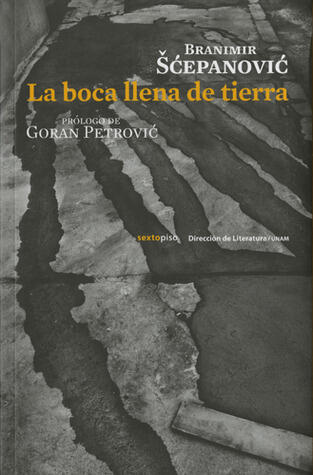 La boca llena de tierra