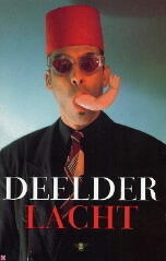 Deelder lacht