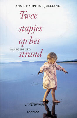 Twee stapjes op het strand