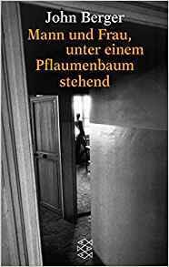 Mann und Frau, unter einem Pflaumenbaum stehend.