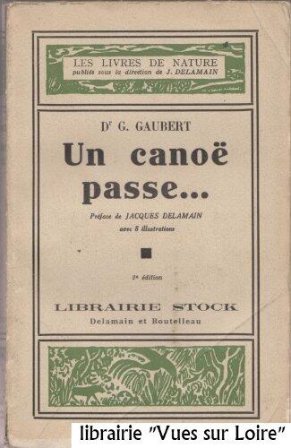 Un canoë passe