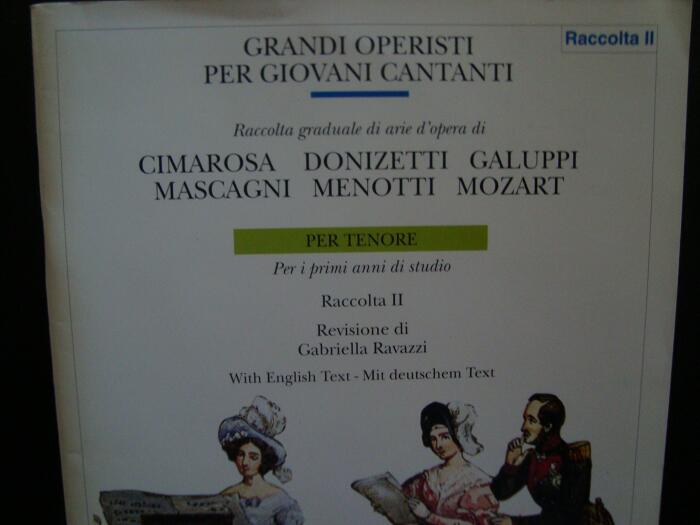Grandi Operisti Per Giovani Cantanti Raccolta Graduale di arie d'opera di Mozart Paisiello Pergolesi Ponchielli Rossini Sarti Per Tenore per i primi anni di studio revisione di Gabriella Ravazzi with english text -- Mit Deutschem Text