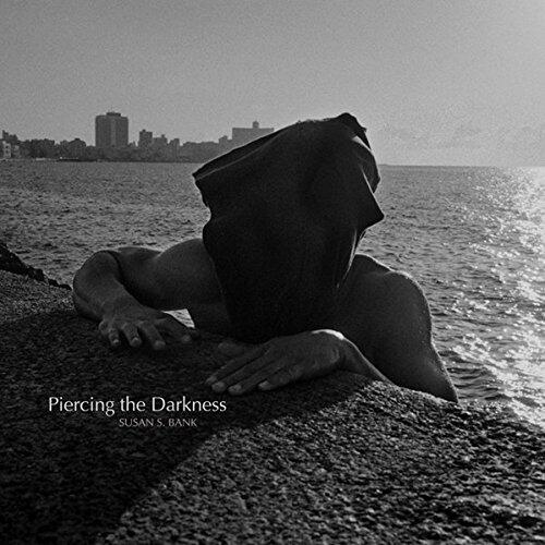 Piercing the Darkness (Penetrando la oscuridad)