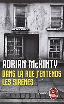 Dans la rue j'entends les sirènes
