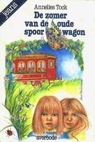 De zomer van de oude spoorwagon