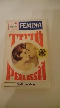 Tyttö peilissä