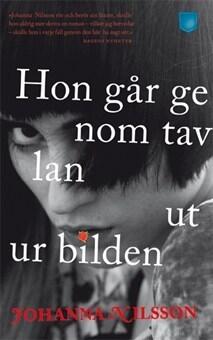 Hon går genom tavlan, ut ur bilden